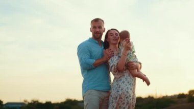 Childs 'ın yaşam tarzı. Sonbahar tarlasında mutlu yıllar. Gün batımında küçük çocuk, çadırda pastayla. Fotoğrafçı doğum günü fotoğrafı çekiyor. Aile ve bebek sevinci