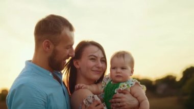 Childs 'ın yaşam tarzı. Sonbahar tarlasında mutlu yıllar. Gün batımında küçük çocuk, çadırda pastayla. Fotoğrafçı doğum günü fotoğrafı çekiyor. Aile ve bebek sevinci