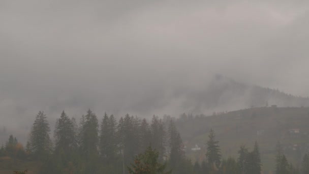 カルパティア人 ウクライナ西部 山の中でのタイムラプス 雲と霧がすぐに飛ぶ — ストック動画