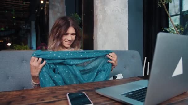 Χαρούμενη Blogger Κοπέλα Που Μιλάει Στο Laptop Καθισμένη Στο Καφέ — Αρχείο Βίντεο