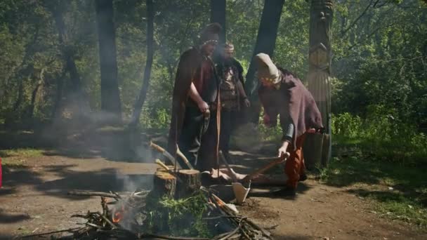 Savaşçının Kanındaki Mistik Kardeşlik Ayini Rahibe Şaman Infaz Sürecini Denetliyor — Stok video