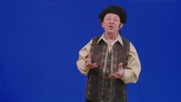 Ein Alter Jüdischer Mann Auf Einem Blauen Bildschirm Wünscht Ihnen — Stockvideo