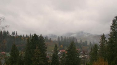 Karpatlar, kölelik, batı Ukrayna, dağlarda zaman kaybı, bulutlar ve sis hızla uçar gider.