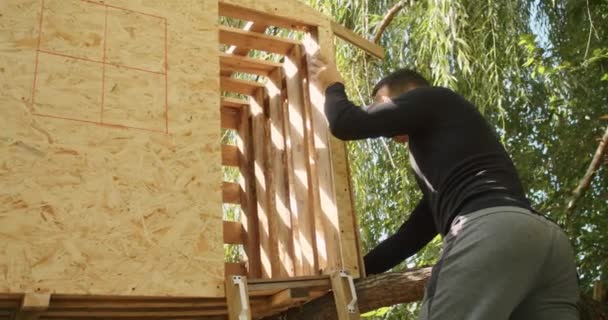 Felice Padre Figlio Costruire Una Casa Albero Guardare Disegno Tagliare — Video Stock