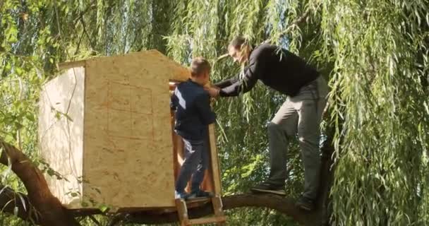 Счастливый Отец Сын Строят Дом Дереве Смотрят Рисунок Режут Дерево — стоковое видео