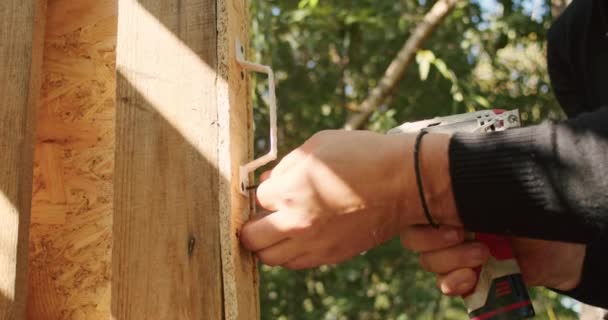 Šťastný Otec Syn Postavit Dům Stromě Podívat Kresbu Řezat Strom — Stock video