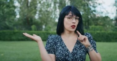 Duygusal kız yaşam tarzı. Kız farklı duygular göstererek prezervatifleri gösteriyor, gözyaşları paketliyor, parmağını ve başını sallıyor, farklı duygular gösteriyor..