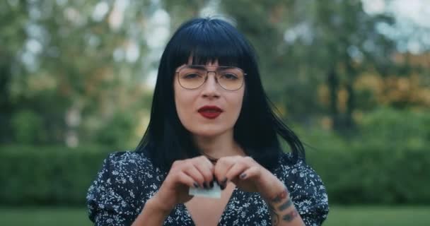 Duygusal Kız Yaşam Tarzı Kız Farklı Duygular Göstererek Prezervatifleri Gösteriyor — Stok video