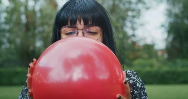 Eine Fröhliche Frau Spielt Mit Luftballons Und Imitiert Die Zuverlässigkeit — Stockvideo