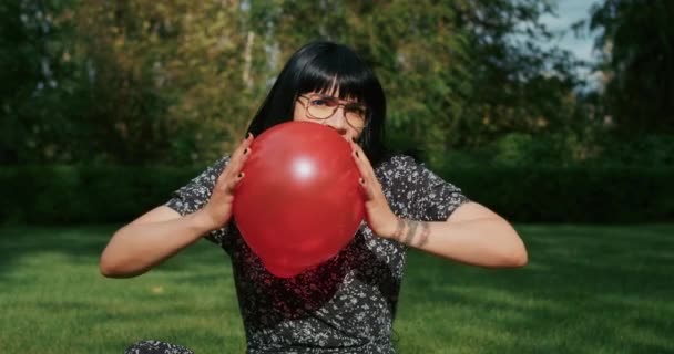 Een Vrolijke Vrouw Speelt Met Ballonnen Imiteren Van Betrouwbaarheid Van — Stockvideo