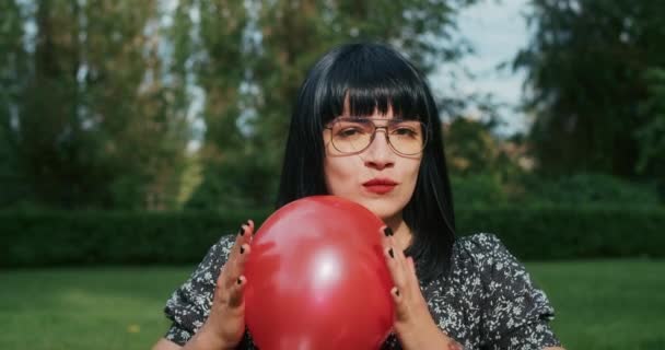 Seorang Wanita Gembira Bermain Dengan Balon Meniru Keandalan Kondom Selama — Stok Video