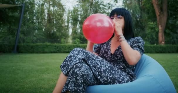 Glad Kvinna Leker Med Ballonger Imitera Tillförlitligheten Kondomer Sex Kommer — Stockvideo