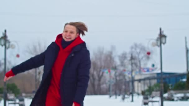 Jong Stel Man Vrouw Veel Plezier Winter Eerste Date Winterstemming — Stockvideo