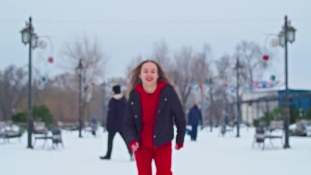 Joven Pareja Hombre Mujer Divierten Invierno Primera Cita Humor Invierno — Vídeo de stock