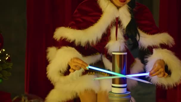 Femme Heureuse Costume Père Noël Joue Avec Des Tubes Néon — Video
