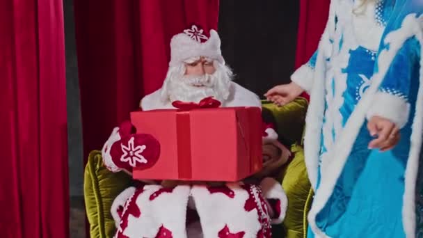 Weihnachtsmann Und Frau Weihnachtsmann Wünschen Frohe Weihnachten Beschenken Und Schmücken — Stockvideo