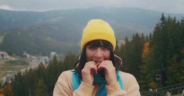 山の中の若い女性旅行者は熱い飲み物で暖まる 秋の冒険 Z世代の旅 — ストック動画