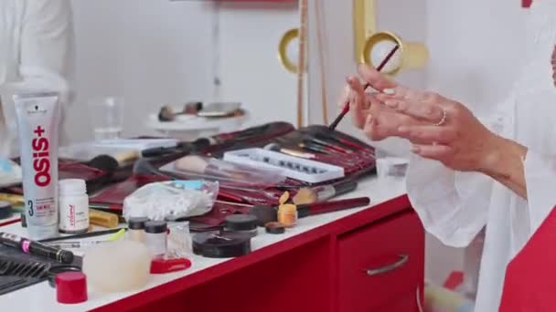 Cosmetics Work Stylist Makeup Artist Women Paint Lips Eyes Face — Stockvideo