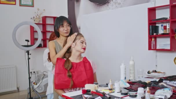 Καλλυντικά Και Εργασία Στυλίστας Και Makeup Artist Γυναίκες Ζωγραφίζουν Χείλη — Αρχείο Βίντεο