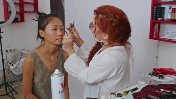 Καλλυντικά Και Εργασία Στυλίστας Και Makeup Artist Γυναίκες Ζωγραφίζουν Χείλη — Αρχείο Βίντεο