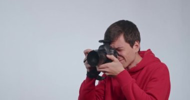 Mutlu adam fotoğrafçı stüdyoda, sahne arkasında manken çekiyor.