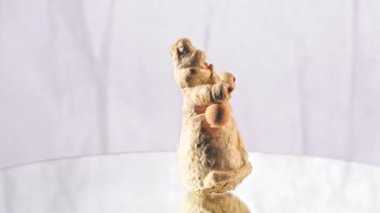Yeni yıl gecesinde dalda asılı duran eşkenar dörtlü cam top. Noel ağacında eski oyuncaklar. Şenlikli bir gece için yakın plan dekorasyon. Arkaplanda renkli ışıklar yanıp sönüyor.