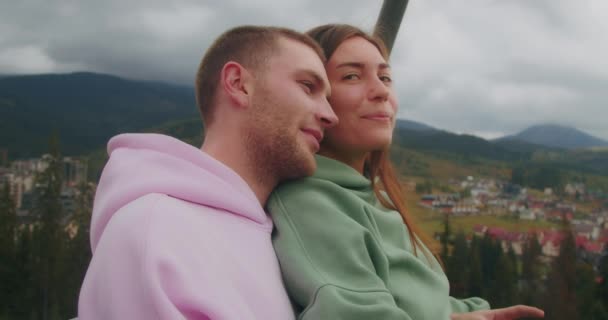 在一对年轻夫妇的山上度假 他们爬上滑雪梯 欣赏风景 表达感情 — 图库视频影像
