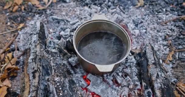 Een Ketel Natuur Begint Water Koken Familievakantie Bij Haard Herfstdag — Stockvideo