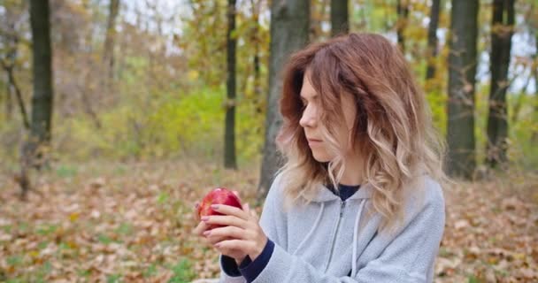 Menina Feliz Come Uma Maçã Natureza Férias Outono Família — Vídeo de Stock