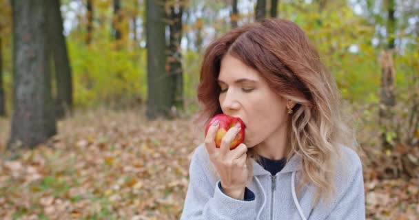 Šťastná Dívka Jablko Přírodě Rodina Podzimní Prázdniny — Stock video