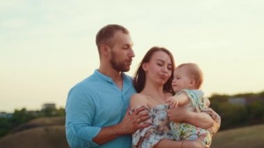 Childs 'ın yaşam tarzı. Sonbahar tarlasında mutlu yıllar. Gün batımında küçük çocuk, çadırda pastayla. Fotoğrafçı doğum günü fotoğrafı çekiyor. Aile ve bebek sevinci