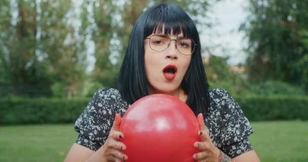 Una Donna Gioiosa Gioca Con Palloncini Imitando Affidabilità Dei Preservativi — Video Stock
