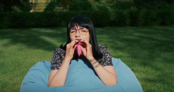 風船で遊ぶ楽しい女性はセックス中のコンドームの信頼性を模倣してテストと負荷に耐えます — ストック動画