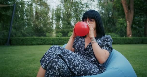 Een Vrolijke Vrouw Speelt Met Ballonnen Imiteren Van Betrouwbaarheid Van — Stockvideo