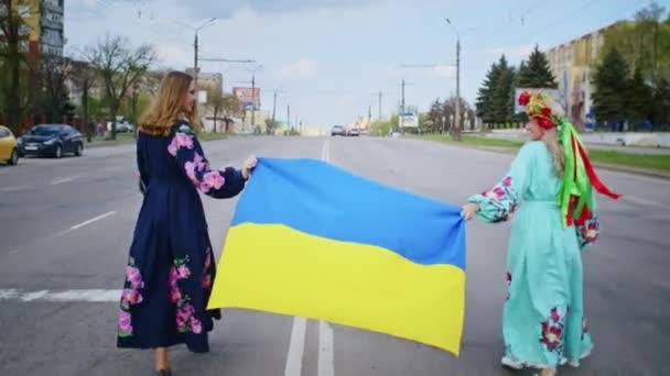 Two Happy Woman Rejoices Walk Road Flag Ukraine Weekend Stroll — Vídeos de Stock