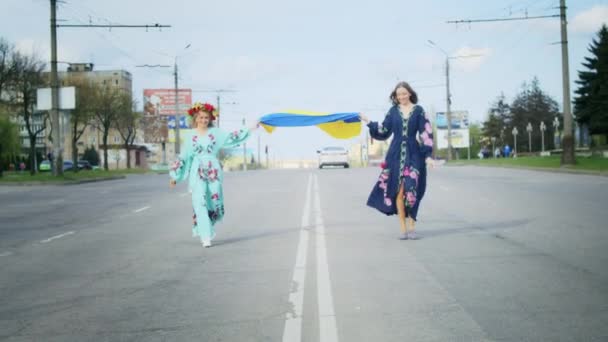 Zwei Glückliche Frauen Jubeln Und Gehen Die Straße Entlang Mit — Stockvideo