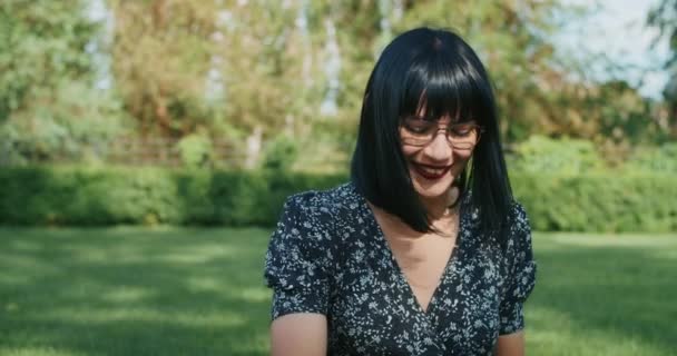 Emotionaler Mädchenlebensstil Das Mädchen Demonstriert Kondome Durch Emotionen Tränen Winkt — Stockvideo