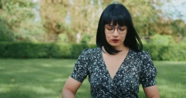 Emotionele Meisje Levensstijl Het Meisje Demonstreert Condooms Door Emoties Tranen — Stockvideo