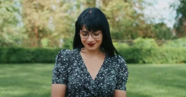 Estilo Vida Chica Emocional Chica Demuestra Condones Través Emociones Lágrimas — Vídeos de Stock