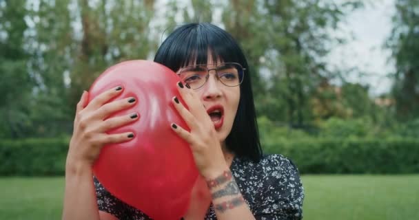 Uma Mulher Alegre Brinca Com Balões Imitando Confiabilidade Dos Preservativos — Vídeo de Stock