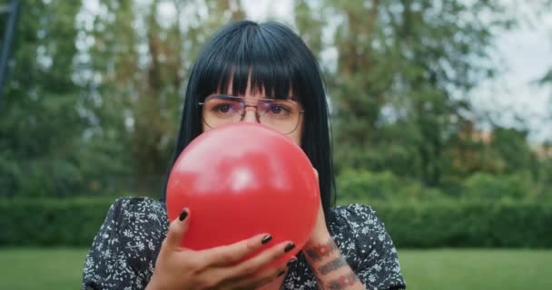 Une Femme Joyeuse Joue Avec Des Ballons Imitant Fiabilité Des — Video