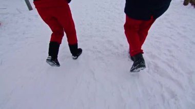 Genç çift ilk buluşmada kışın eğlenir. Noel arifesinde genç bir kadın ve erkeğin kış havası