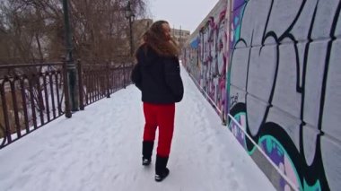 Genç çift ilk buluşmada kışın eğlenir. Noel arifesinde genç bir kadın ve erkeğin kış havası
