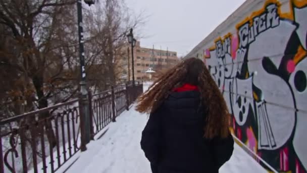 Giovane Coppia Uomo Donna Divertono Inverno Primo Appuntamento Umore Invernale — Video Stock