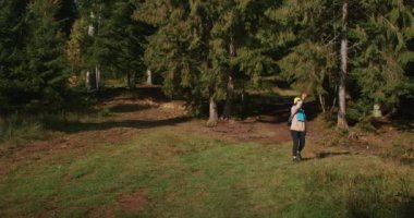 Dağlardaki genç kadın gezgin video bağlantısıyla iletişim kuruyor. Z kuşağı yolculuğu.