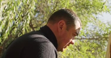 Mutlu baba ve oğul ağaçta bir ev inşa eder, bir çizime bakar, bir ağacı testereyle keser, tornavidayla kendi kendini becerir..