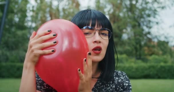 Neşeli Bir Kadın Balonlarla Oynar Seks Sırasında Prezervatiflerin Güvenilirliğini Taklit — Stok video