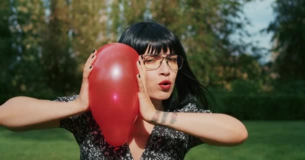 一个快乐的女人玩气球 模仿避孕套在做爱时的可靠性 他们能经受住任何的考验 承受任何的负荷 — 图库视频影像