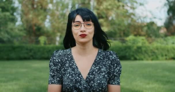 Estilo Vida Chica Emocional Chica Demuestra Condones Través Emociones Lágrimas — Vídeo de stock