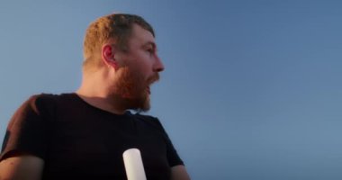 Mutlu erkek asker tepe üzerinde esrar içiyor, TSSB tedavisi, yaşam tarzı ve marihuana.